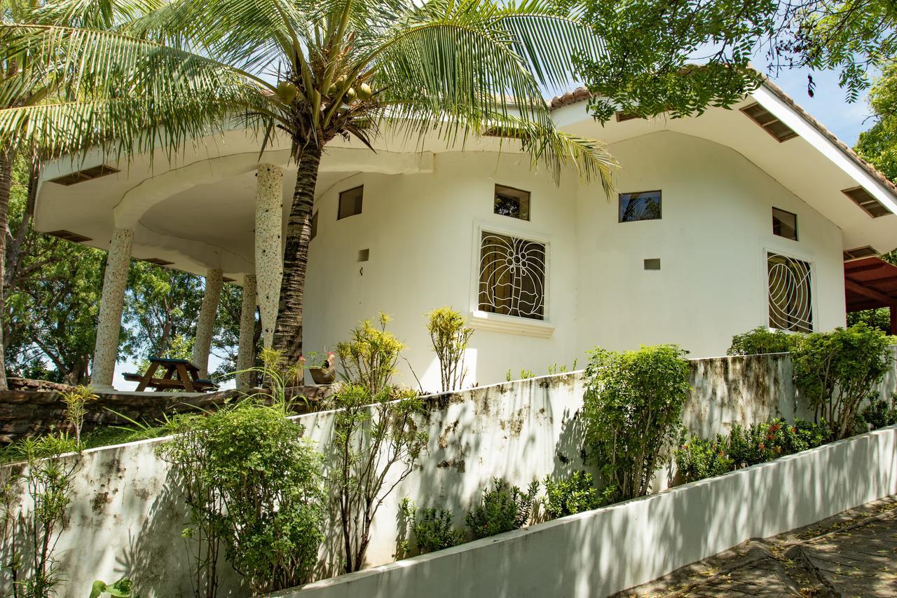 Two Brothers Surf Resort Tola Buitenkant foto